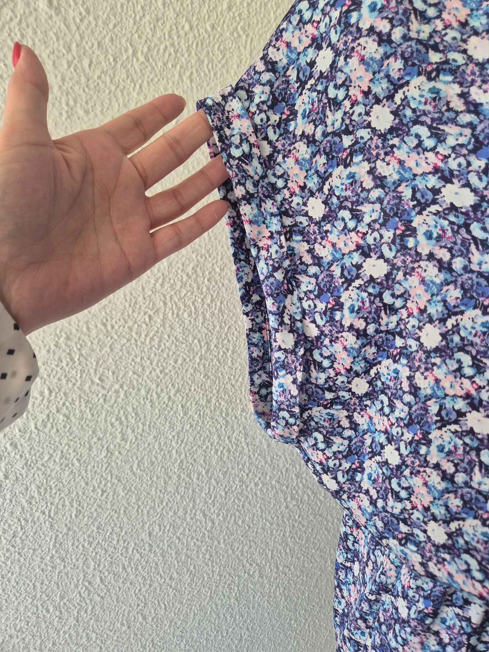 Mango Basic gebloemde jurk in blauw paars maat M, vloeiende jurk met korte mouwen voor lente en zomer – photo 3